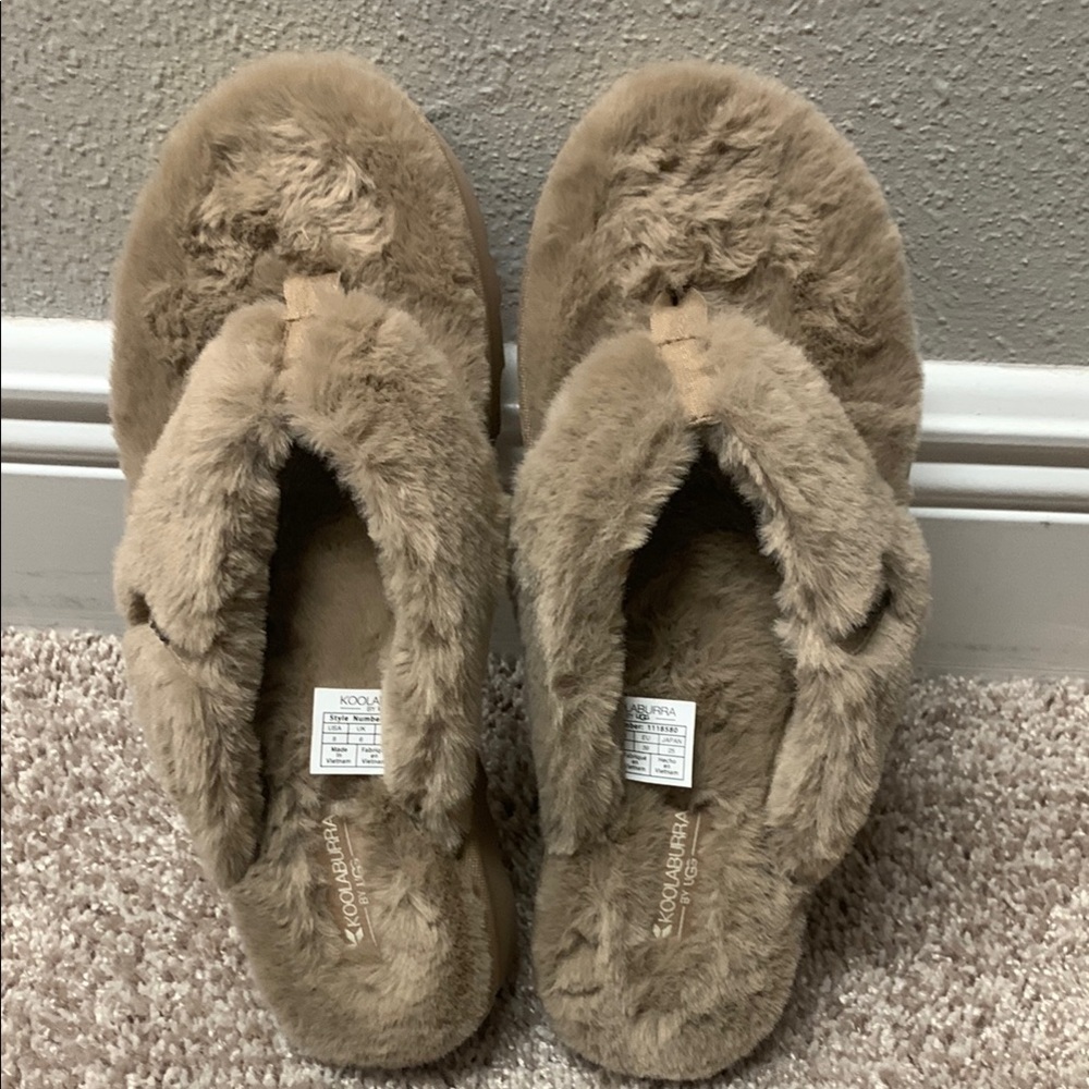 Koolaburra Women's Tan Fuzzy Slippers